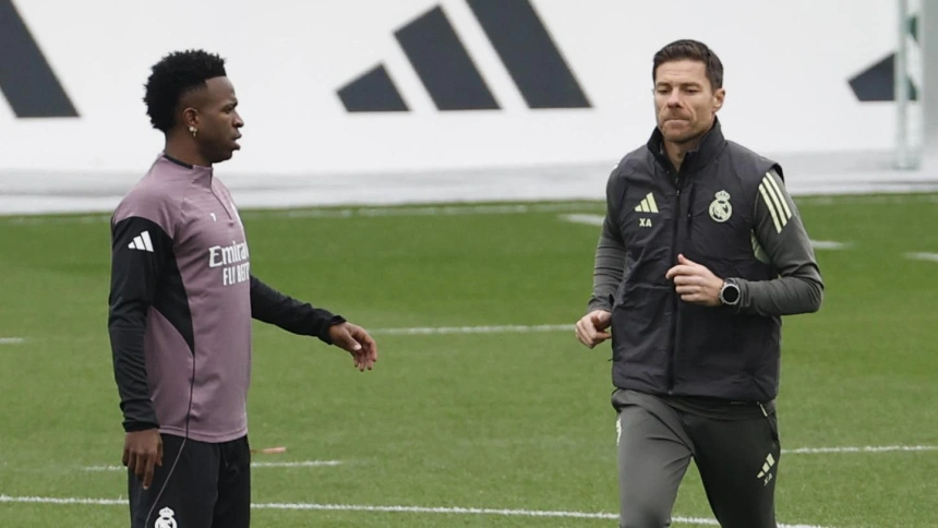 Xabi Alonso junto a Vinicius durante un entrenamiento del Real Madrid