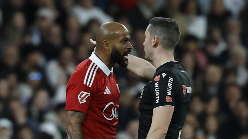 Marcao se encara al colegiado Muñoz Ruiz tras ser expulsado