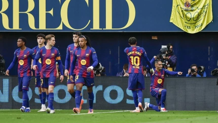 Raphinha celebra con sus compañeros su gol, en el Villarreal - Barcelona