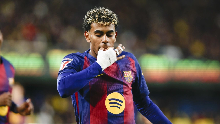 Lamine Yamal celebra tras anotar el segundo gol de su equipo.