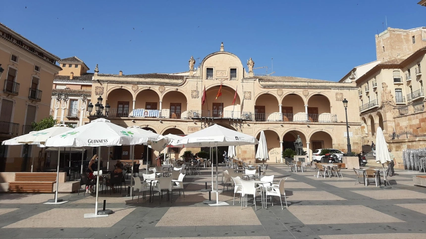 Imagen de la plaza de España con el edificio del Ayuntamiento de Lorca al fondo