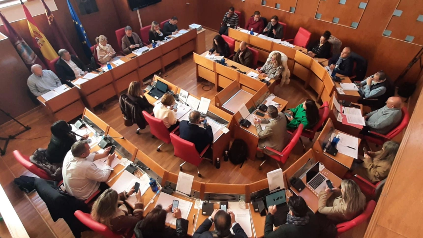 Vista aérea del pleno municipal en el que se han aprobado los presupuestos municipales para 2026