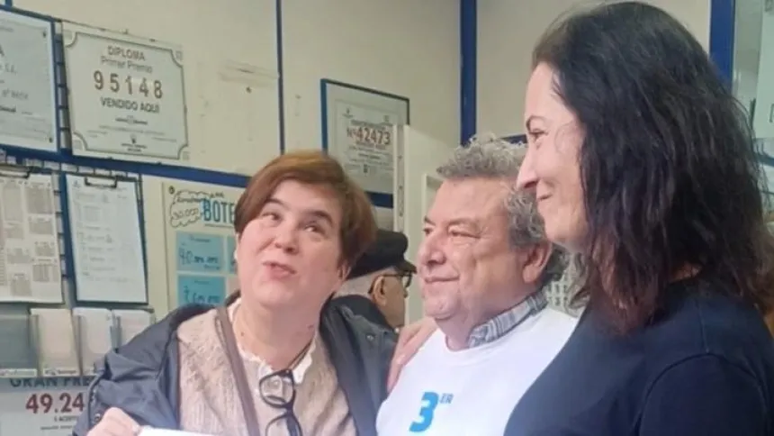 Sergio Quiñones, administrador de "El Yunque" y dos agraciadas con el tercer premio, Manoli y Loli