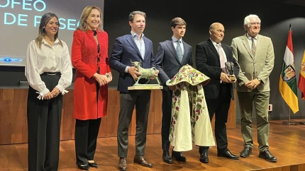 Aarón Palacio recibiendo el ‘Capote de Paseo’ de la Comunidad Autónoma de La Rioja