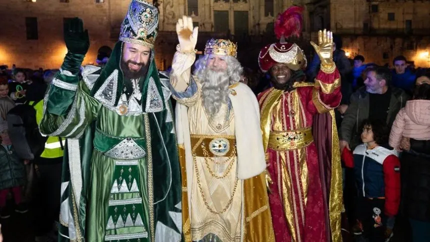 Los Reyes Magos saludan en el Obradoiro en una de sus tradicionales visitas a Santiago