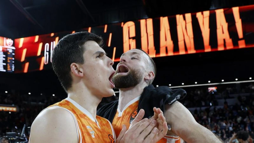 Pradilla y Costello celebran una de las 22 victorias del Valencia Basket esta temporada