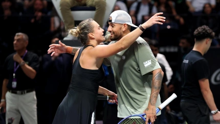Aryna Sabalenka y Nick Kyrgios se saludan antes del partido