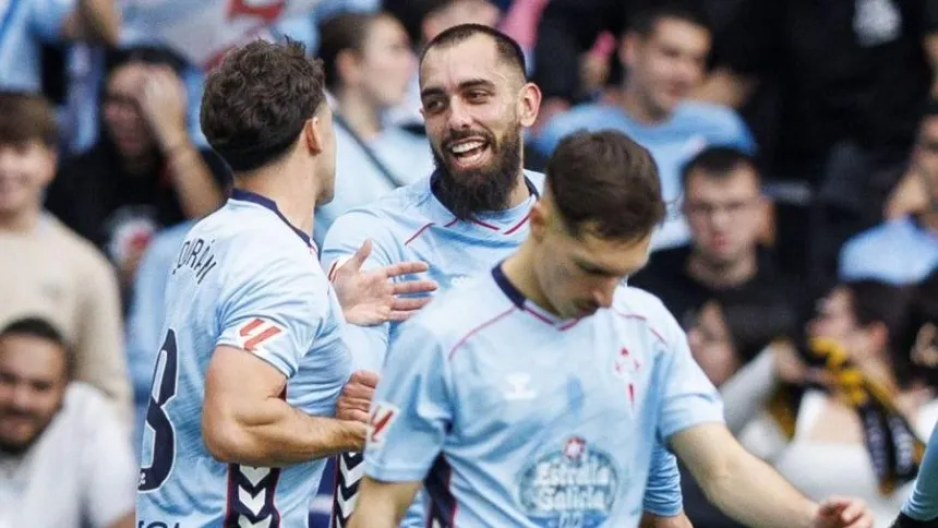 Borja Iglesias celebra uno de sus goles ante el Valencia