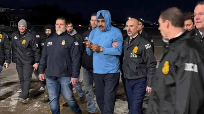 Fotografía que muestra al presidente de Venezuela, Nicolás Maduro escoltado por agentes de la DEA este sábado, en Nueva York