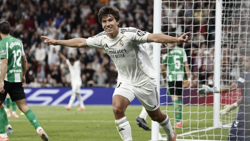 Gonzalo celebra el gol en el Real Madrid - Betis