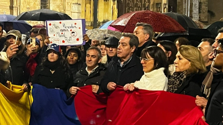 Representantes de PP y Vox en una concentración de la plataforma 'España con VZLA-Hasta el final' en la plaza de la Virgen.Una concentración en la plaza de la Virgen de València ha celebrado este domingo por la tarde el "proceso de libertad" iniciado en Venezuela para lograr "un gobierno democrático y libre" tras la detención de Nicolás Maduro por parte de Estados Unidos. Además, ha pedido que los venezolanos no tengan "miedo", que estén "unidos" y "atentos" y que sean "prudentes" ante la situación de su país.ESPAÑA EUROPA POLÍTICA SOCIEDAD COMUNIDAD VALENCIANA