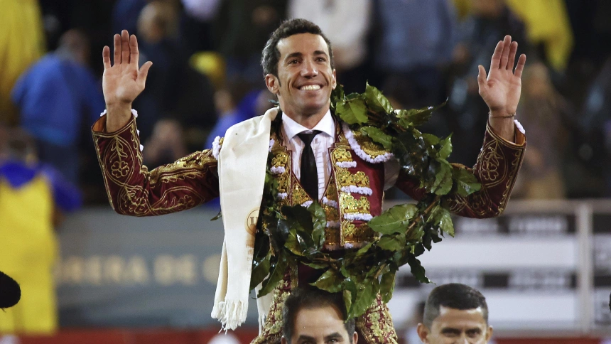 AME2875. MANIZALES (COLOMBIA), 06/01/2026.- El torero español David de Miranda sale en hombros luego de cortar dos orejas en su lidia con el toro Serrano, de 463 kg, de la ganadería Santa Bárbara este martes, en la plaza de toros de Manizales (Colombia). EFE/ Jhon Jairo Bonilla