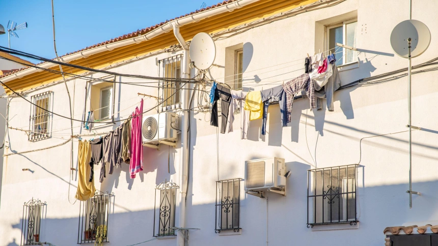 Patio con ropa tendida y bomba de aire caliente y frío