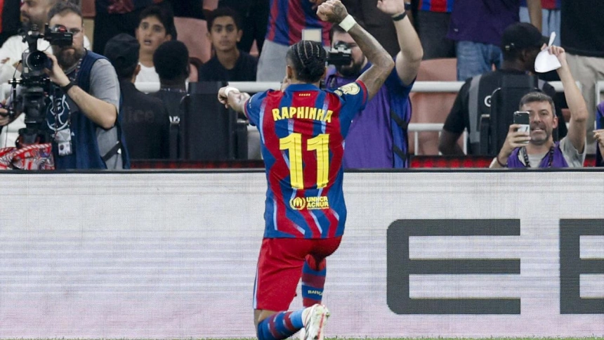 Raphinha celebra el cuarto gol en el Barcelona - Athletic de la semifinal de la Supercopa
