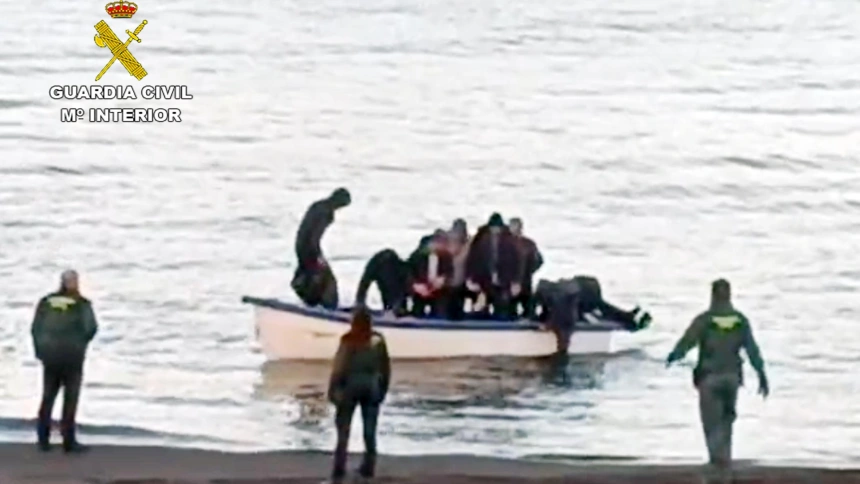 Llegada de la embarcación a la playa del Lastre