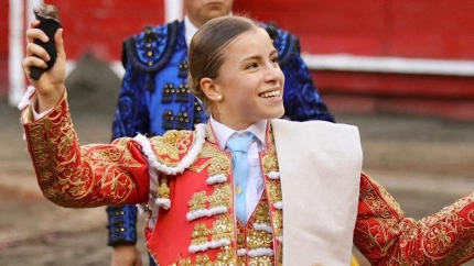 Olga Casado, mostrando la oreja cortada este jueves en Manizales (Colombia)