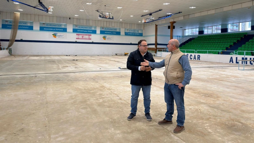 El pabellón de Almuñécar encara su recta final con un suelo de última generación