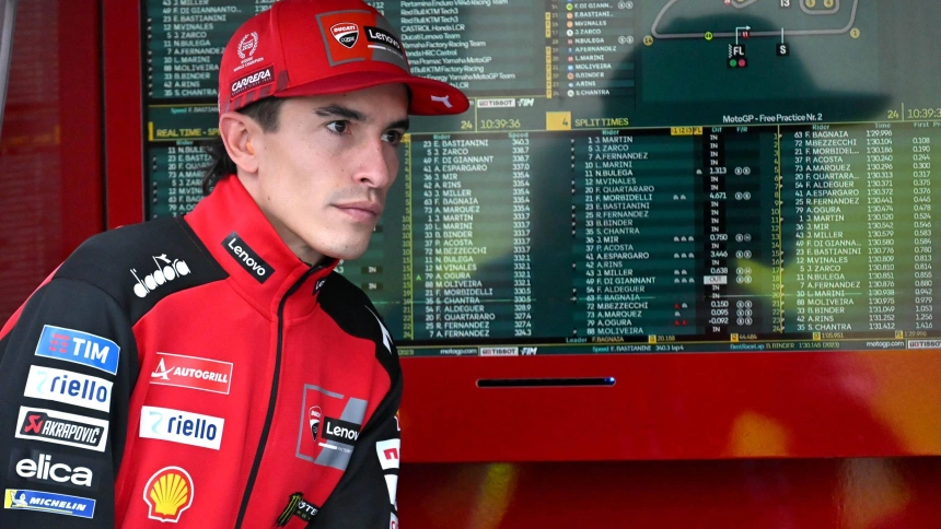 Marc Márquez en el box de Ducati durante el GP de la Comunitat Valenciana
