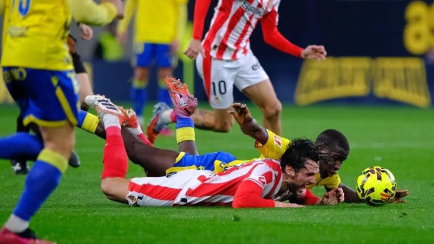 Corredera y Moussa disputan la pelota en el Nuevo Mirandilla