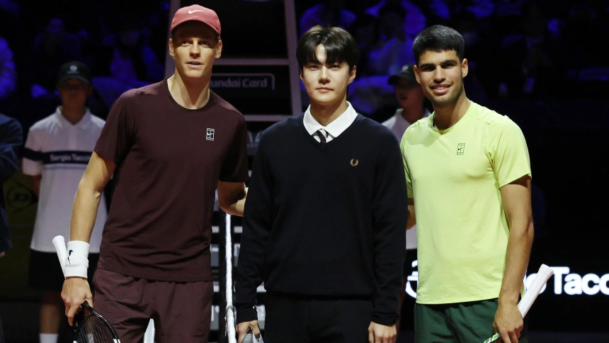 Carlos Alcaraz y Jannik Sinner posan con uno de los cantantes más famosos del país asiático.