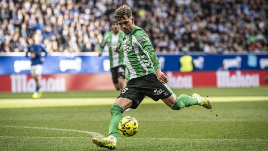 Lo Celso celebra tras marcar el gol del empate, en el Oviedo - Betis
