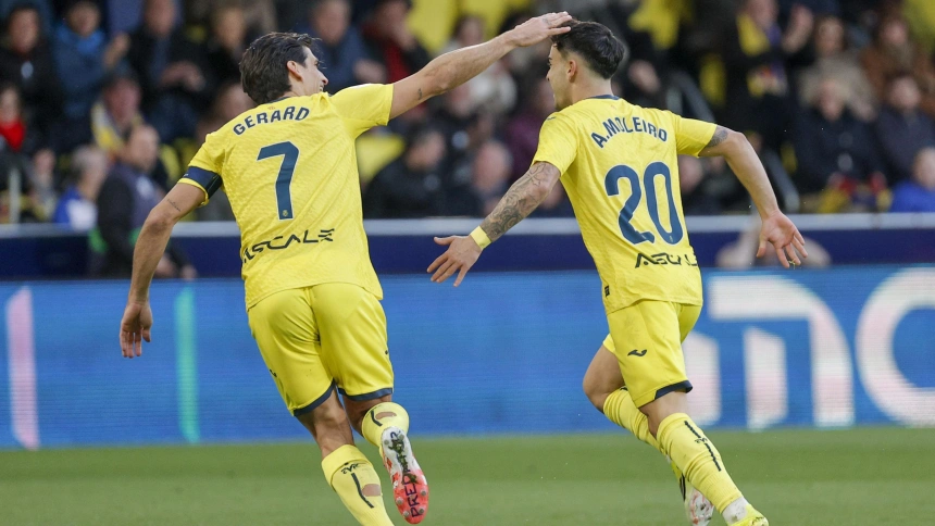 Alberto Moleiro y Gerard Moleiro celebran el gol del Villarreal contra el Alavés