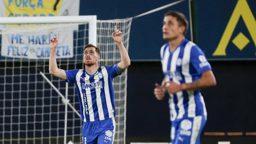 Toni Martínez celebra el gol del Alavés contra el Villarreal