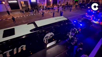 Aficionados del Valencia protestan ante Mestalla y los jugadores salen escoltados