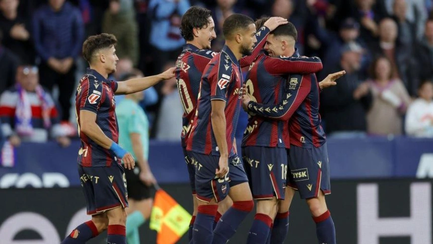 Los jugadores del Levante celebran el gol de Losada ante el Espanyol