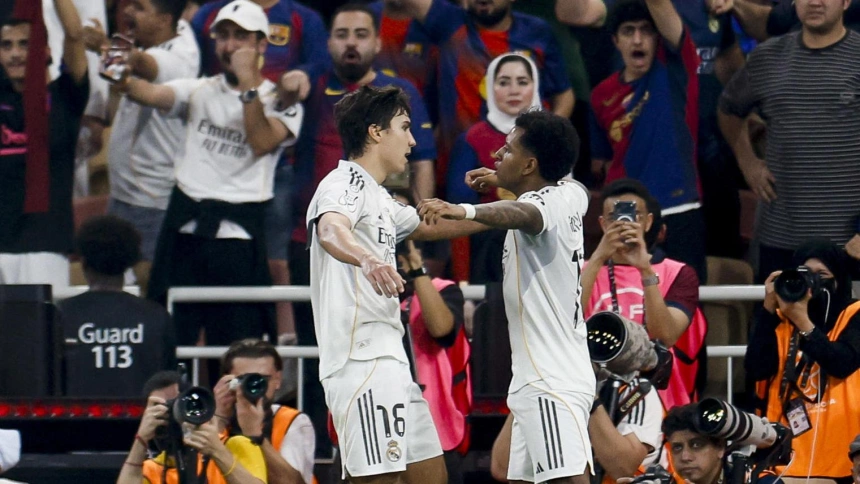 Gonzalo celebra con Rodrygo el 2-2 del Real Madrid contra el Barcelona en la Supercopa de España