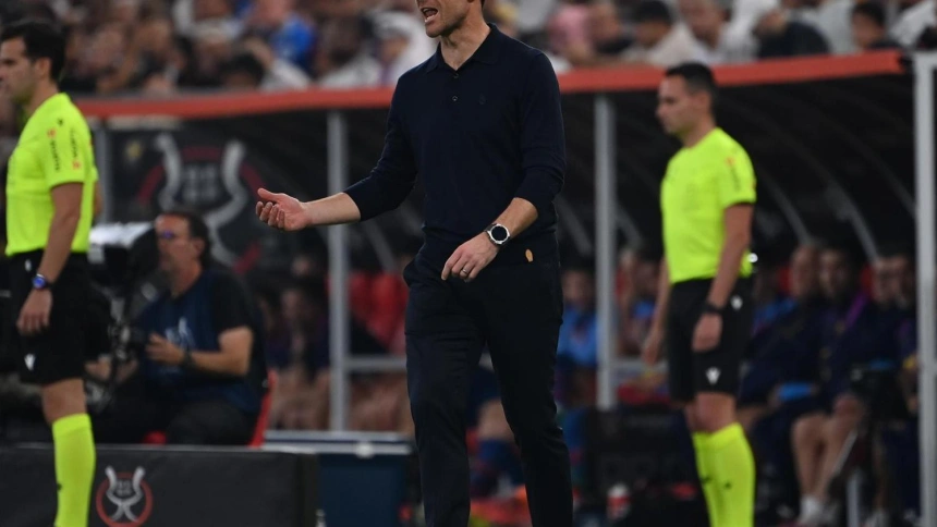 Xabi Alonso da órdenes a los jugadores del Real Madrid durante la final de la Supercopa de España