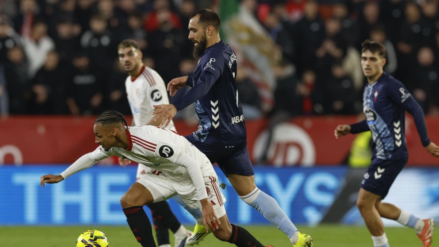 Sow y Borja Iglesias pelean por el balón en el Sevilla - Celta de Vigo