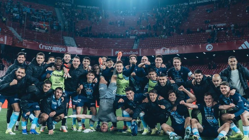 El equipo celebra la victoria ante el Sevilla con los aficionados desplazados