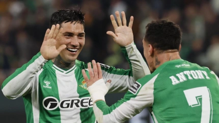 Chimy Ávila celebra con Antony el 2-1 del Betis contra el Elche