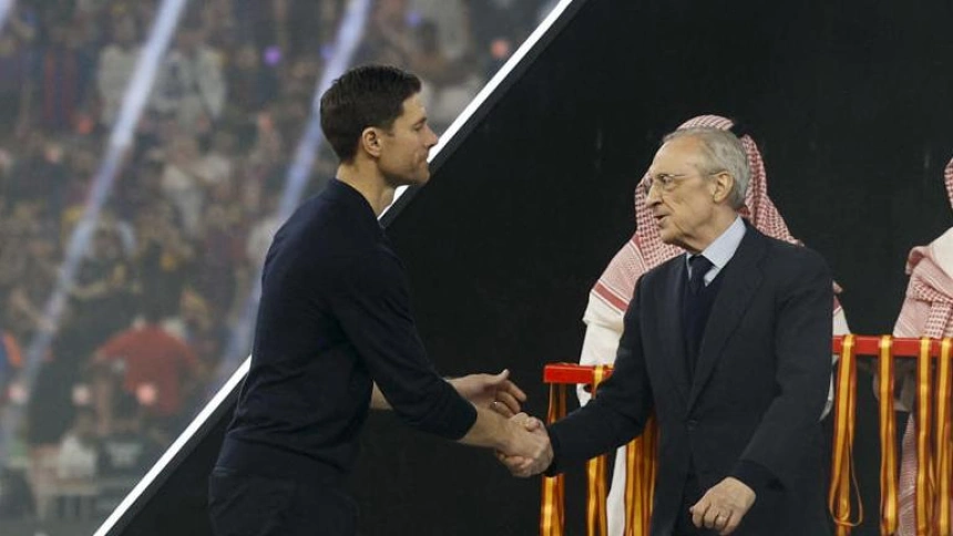 Xabi Alonso saluda a Florentino Pérez tras la derrota del Real Madrid en la Supercopa de España