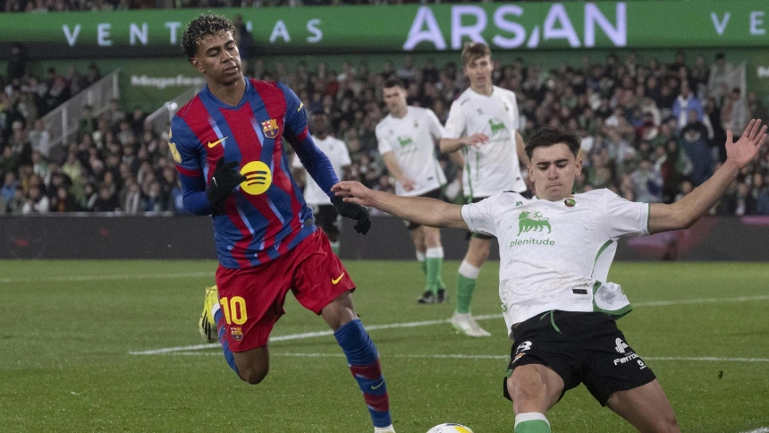 Aldasoro roba el balón a Lamine Yamal durante el Racing - Barcelona