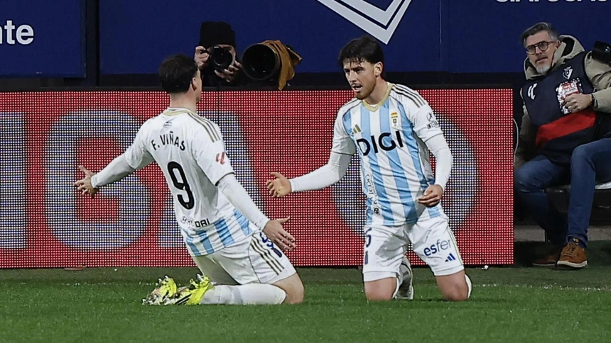 Alberto Reina celebra con Viñas el 1-2 del Oviedo contra Osasuna