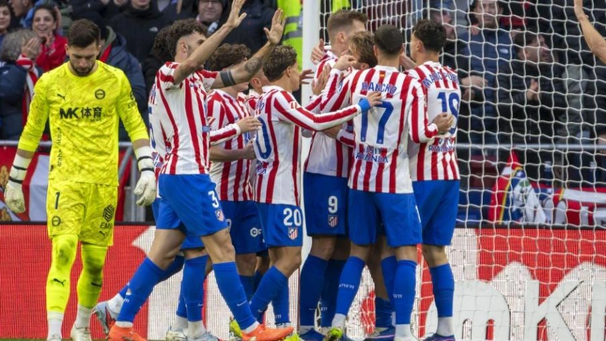 Los jugadores del Atlético de Madrid celebran su gol contra el Alavés