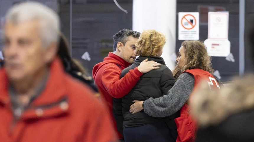 Llegada a la estación de tren de Huelva de familiares de viajeros de los trenes del accidente ocurrido esta tarde en Córdoba, al descarrilar un convoy con más de 300 pasajeros y chocar con otro que circulaba por la vía contigua, a la altura de Adamuz.
