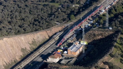 Vista aérea este lunes de los trenes accidentados ayer domingo cerca de Adamuz (Córdoba)