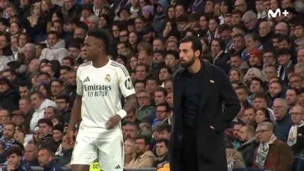 Arbeloa habla a Vinicius durante el partido con el Levante