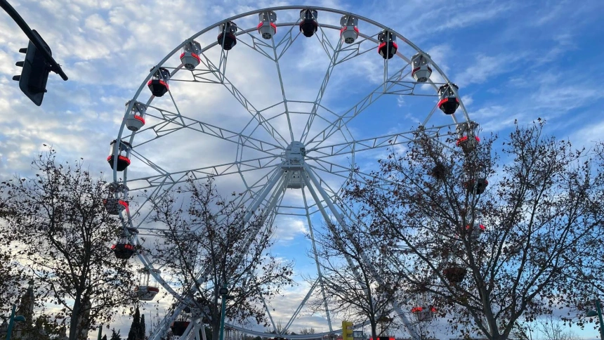 Así luce la noria gigante con la que van a poder disfrutar los zaragozanos a orillas del Ebro.