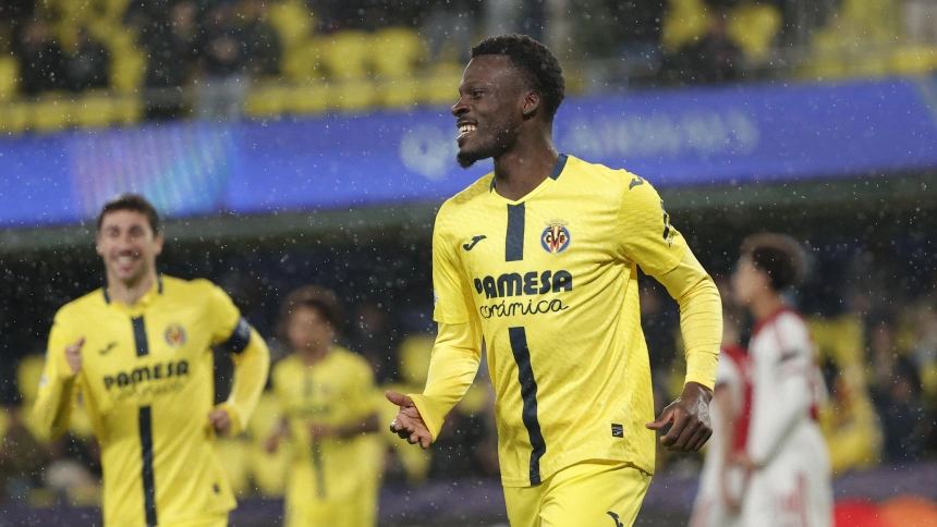 Oluwaseyi celebra su gol en el Villarreal - Ajax