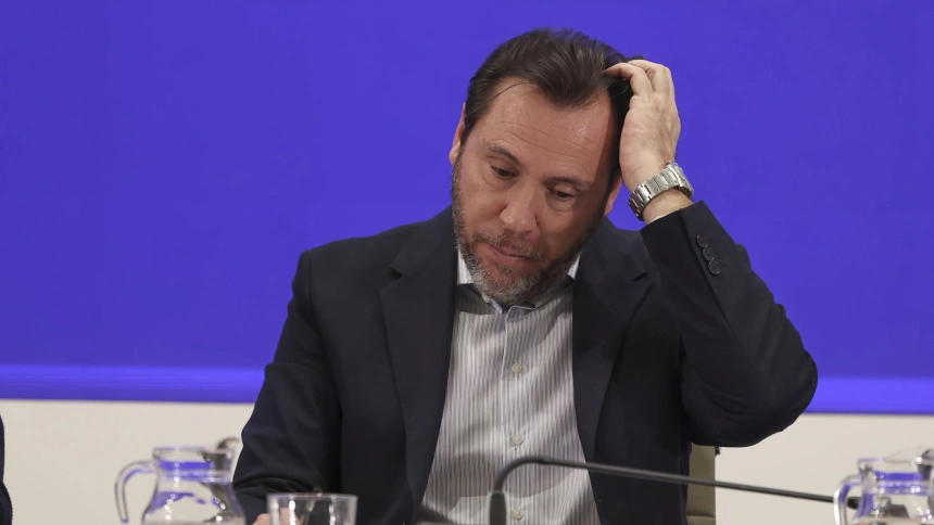 El ministro de Transportes y Movilidad Sostenible, Óscar Puente, ofrece una rueda de prensa
