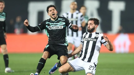 Fornals sufre una falta durante el PAOK - Betis de la Europa League