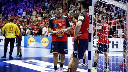 Los jugadores de España, cabizbajos tras la derrota