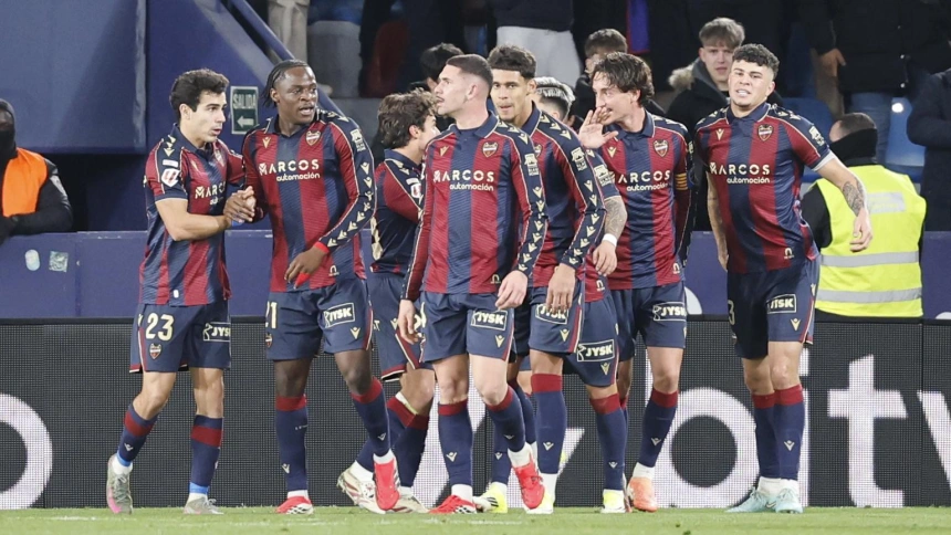 Los jugadores del Levante celebran su victoria frente al Elche