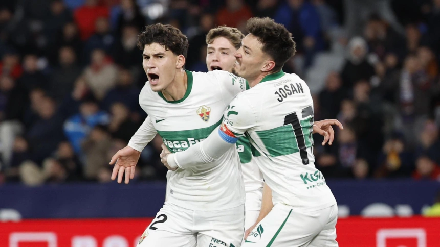 Adam Boayar celebra el 2-2 del Elche contra el Levante