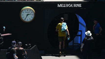 Sinner se marcha a vestuarios tras conceder el juez de silla un parón por el calor.