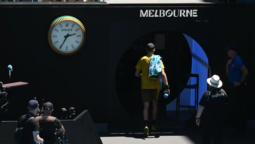 Sinner se marcha a vestuarios tras conceder el juez de silla un parón por el calor.